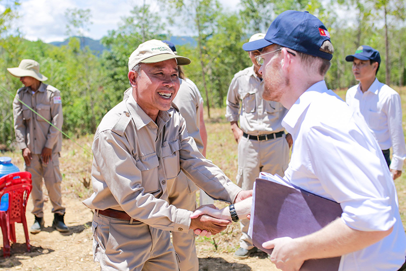 Ông Nguyễn Khắc Thắng cùng đồng nghiệp