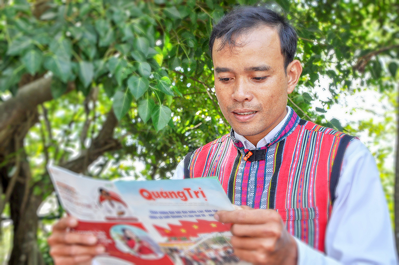 Anh Biên thường xuyên đọc sách, báo để học hỏi những mô hình phát triển kinh tế hiệu quả​