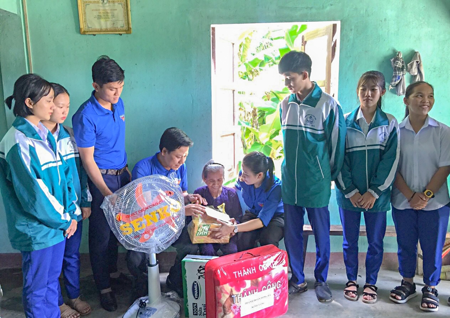 Đoàn viên, thanh niên Trường THPT Đông Hà thăm, tặng quà cụ bà Hoàng Thị Thỏn​