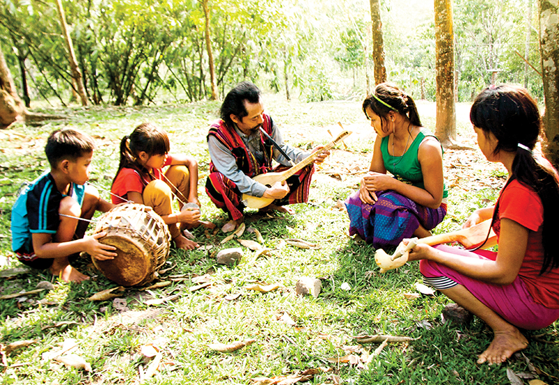 Truyền đam mê âm nhạc dân tộc cho lớp trẻ. Ảnh: Phương Hoan