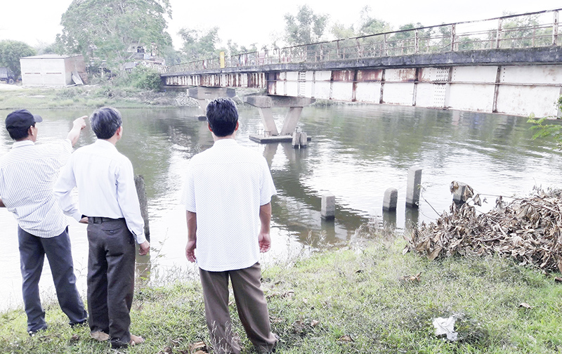 Ban chỉ huy PCTT&TKCN huyện Hải Lăng kiểm tra các cầu cống ở vùng có nguy cơ ngập lụt cao​