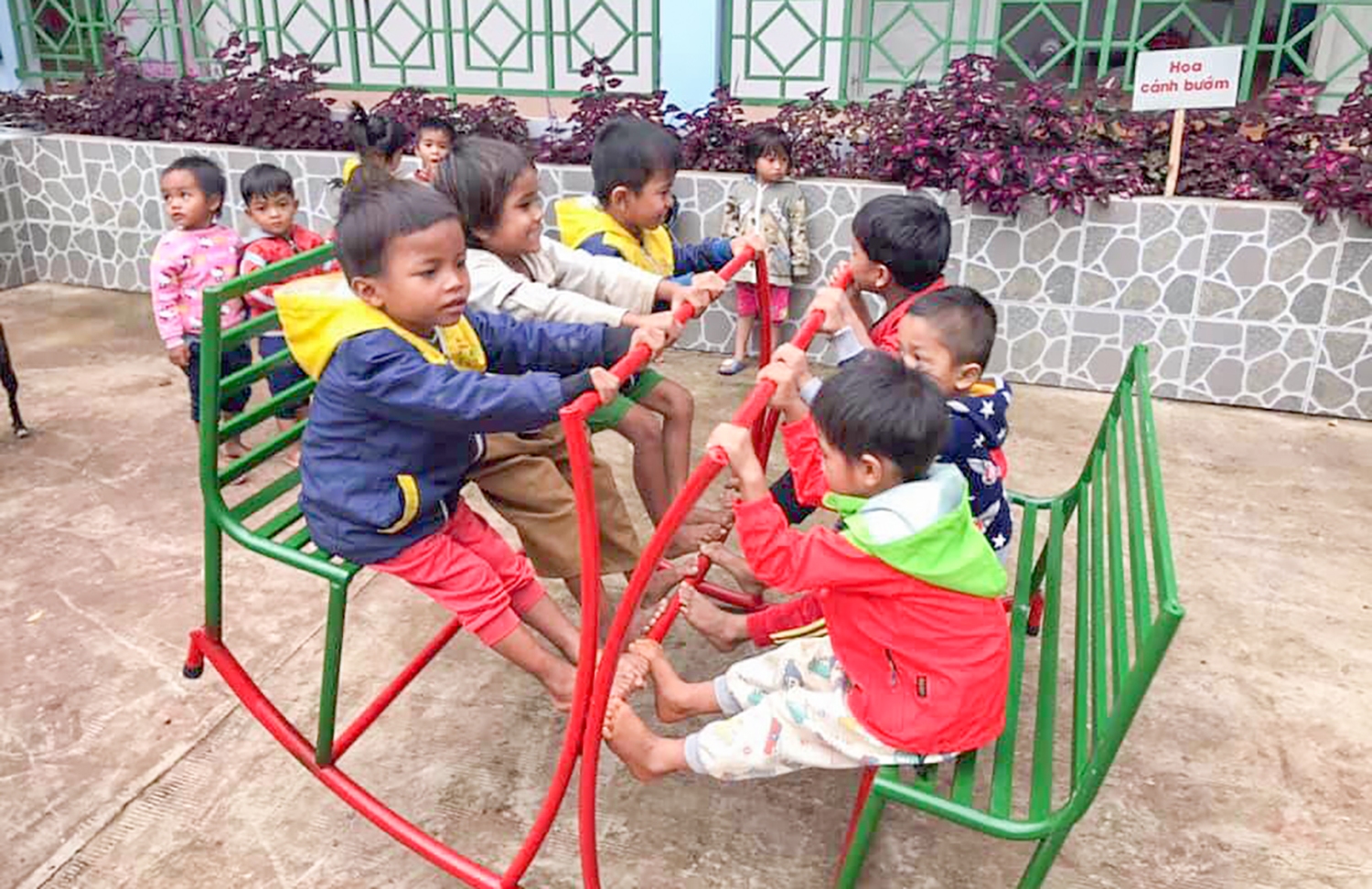 Công trình “Sân chơi cho em” mang lại nhiều niềm vui cho trẻ em miền núi​