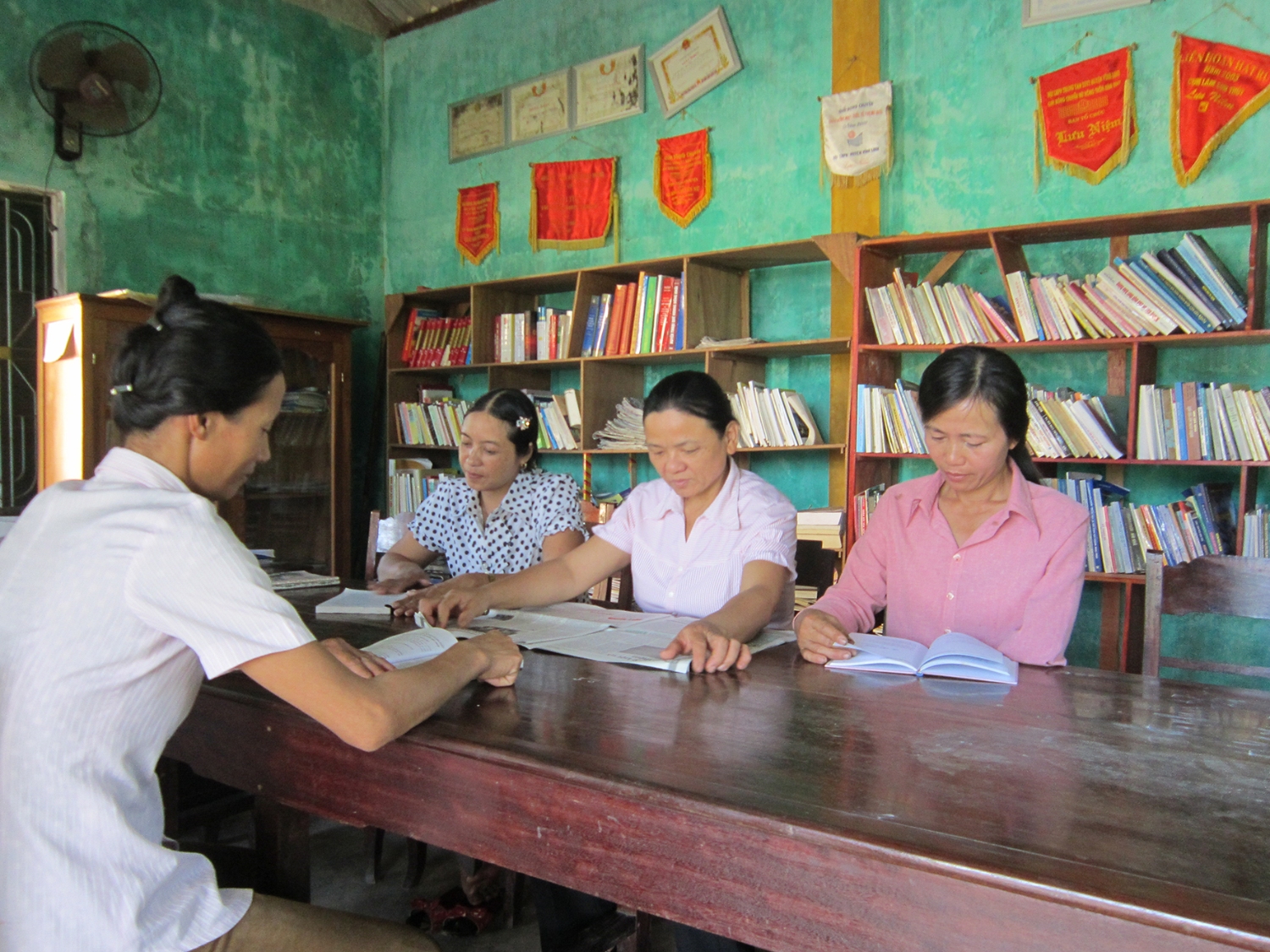 Mô hình thư viện cộng đồng tại xã Vĩnh Thủy thu hút đông đảo người dân đến đọc sách​