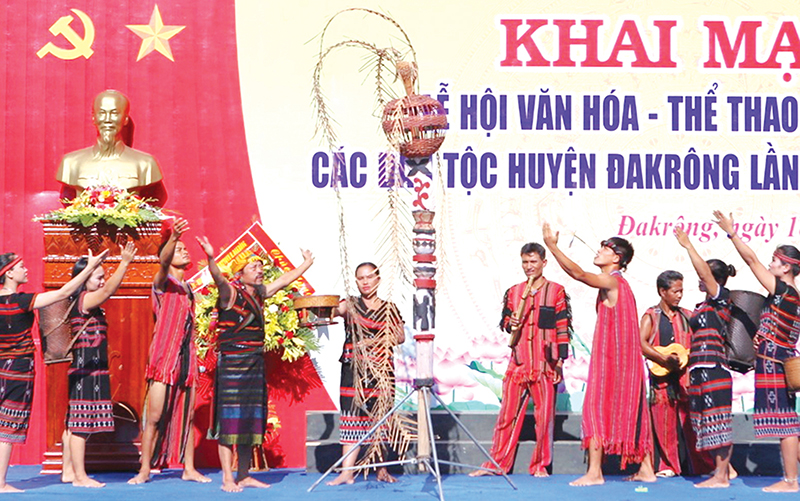 Một tiết mục biểu diễn của người Vân Kiều tại Lễ hội Văn hóa-Thể thao-Du lịch các dân tộc huyện Đakrông lần II​