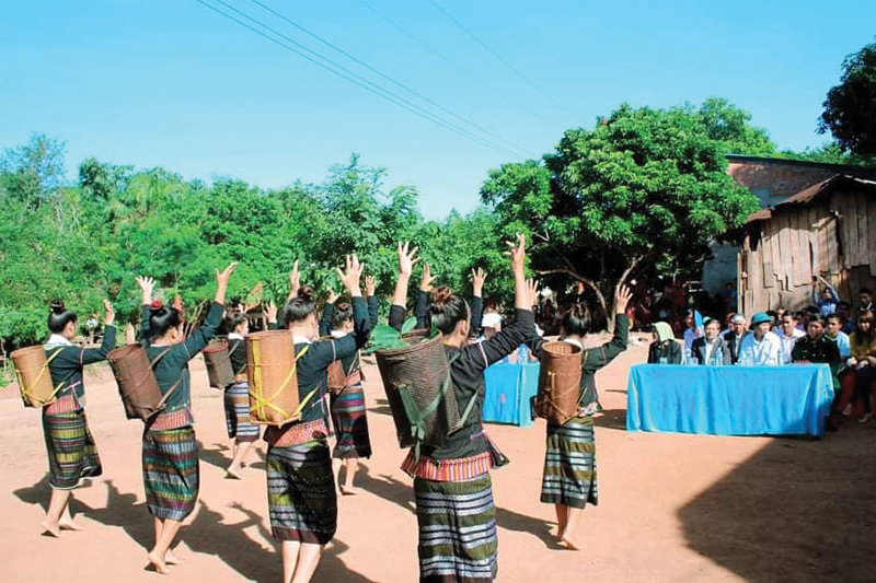 Người dân tộc Pa Kô ở xã A Xing với điệu múa truyền thống