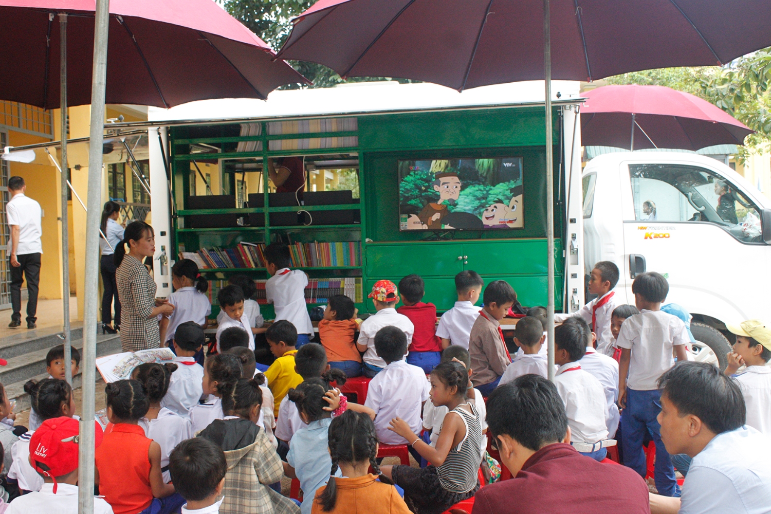 Đông đảo học sinh tham gia đọc sách tại xe ô tô thư viện lưu động đa phương tiện​