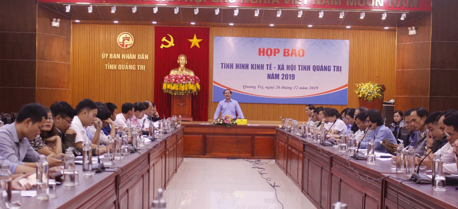 Phó Chủ tịch UBND tỉnh Nguyễn Quân Chính thông tin tình hình kinh tế- xã hội năm 2019- Ảnh: NTH