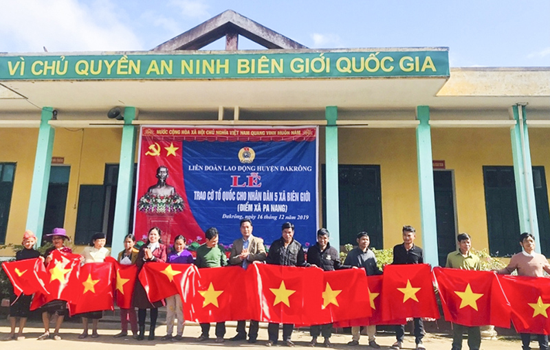 Tặng cờ Tổ quốc đến tận tay người dân vùng biên giới huyện Đakrông. Ảnh: KS