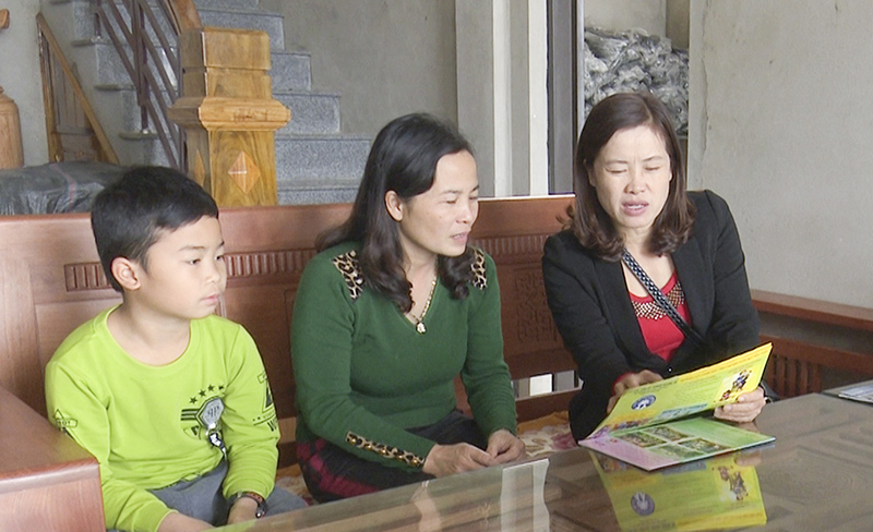 Tuyên truyền chăm sóc sức khỏe sinh sản/kế hoạch hóa gia đình đến tận hộ gia đình. Ảnh: KS