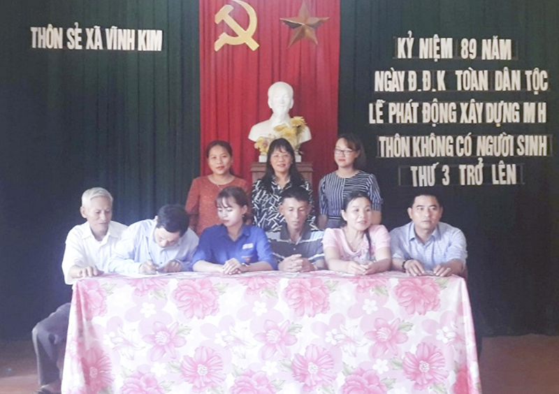 Kí cam kết sau lễ phát động xây dựng mô hình “Làng không có người sinh con thứ 3 trở lên”. Ảnh: KS