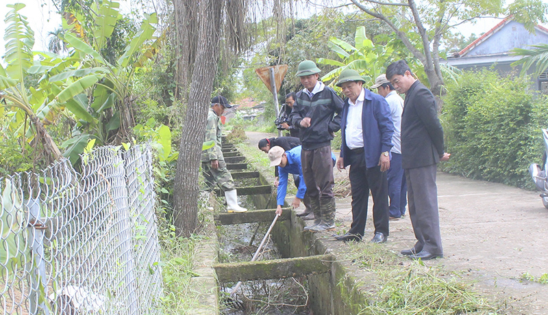 Người dân Triệu Phong tích cực nạo vét kênh mương, đảm bảo nước tưới cho sản xuất vụ đông xuân 2019 - 2020. Ảnh: K.S