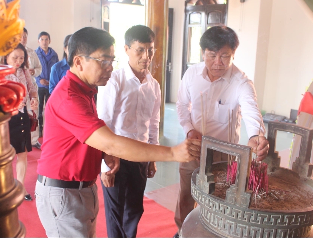 Tour thử nghiệm các di tích lịch sử văn hóa dâng hương, tham quan tại Nhà lưu niệm Tổng Bí thư Lê Duẩn. Ảnh: K.S