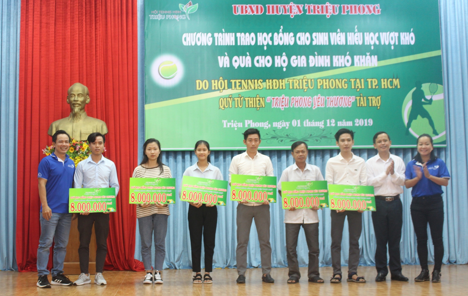 Trao quà cho sinh viên nghèo hiếu học​