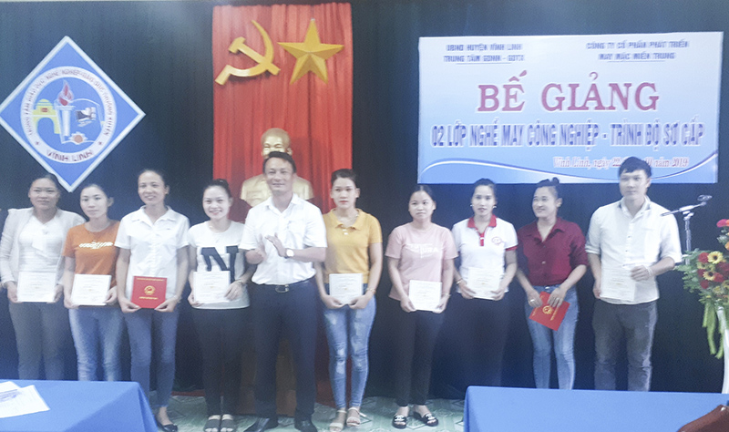 Trung tâm GDNN - GDTX Vĩnh Linh tổ chức lễ bế giảng lớp nghề may công nghiệp cho học viên​