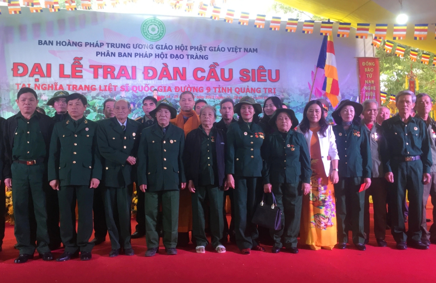 Trưởng Ban Dân vận Tỉnh ủy, Chủ tịch UBMTTQVN tỉnh Lê Thị Lan Hương cùng nhà tài trợ tặng quà cho các cựu chiến binh, cựu thanh niên xung phong - Ảnh: N.B