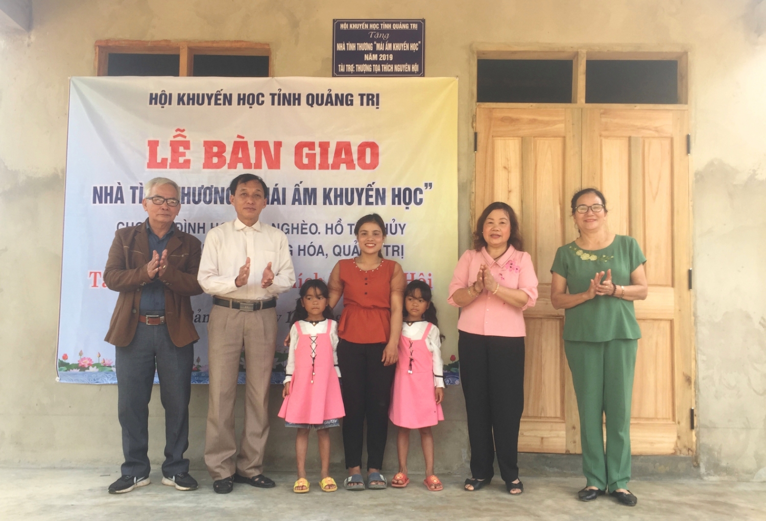 Bàn giao “Mái ấm khuyến học” cho gia đình em Hồ Thị Ngân, Hồ Thị Gái, ở bản Cồn, xã Tân Lập, huyện Hướng Hóa - Ảnh: N.B