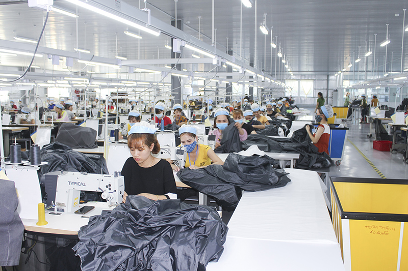 May xuất khẩu hiện đang là nghề phù hợp với nhu cầu lao động ở tỉnh Quảng Trị.  Ảnh: SH