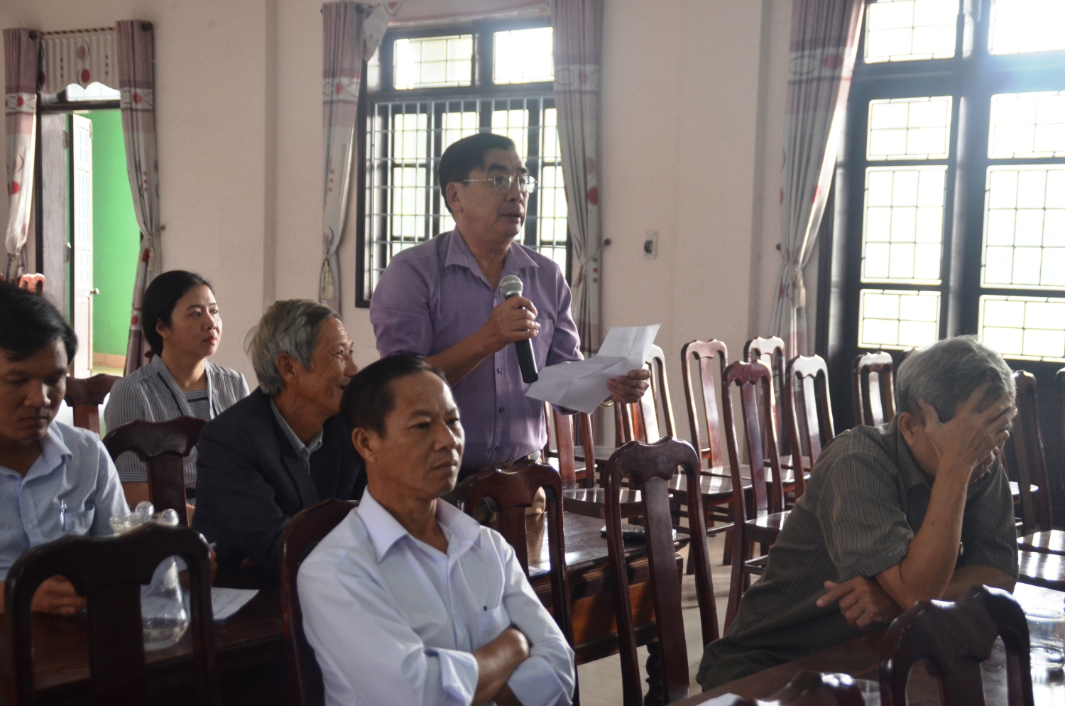 Cử tri phường Đông Giang, TP. Đông Hà trình bày tâm tư, nguyện vọng với các đại biểu HĐND tỉnh và HĐND TP. Đông Hà - Ảnh: N.B