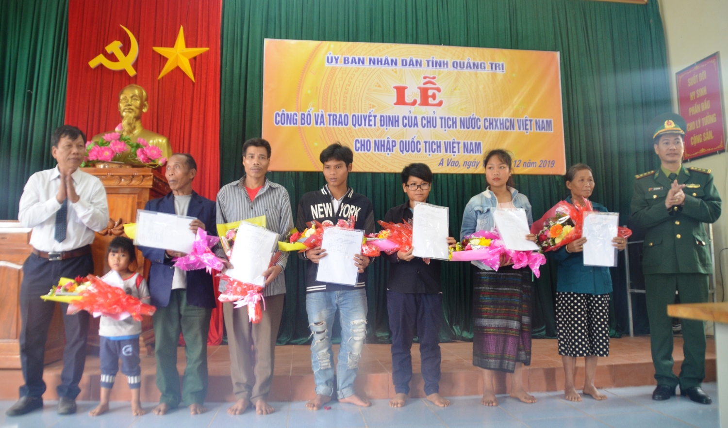 Trao quyết định công nhận quốc tịch Việt Nam cho người dân xã A Vao, huyện Đakrông- Ảnh: Đ.V