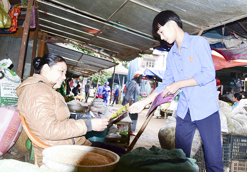 Phát tờ rơi tuyên truyền phòng chống HIV/AIDS tại huyện Gio Linh. Ảnh: HG