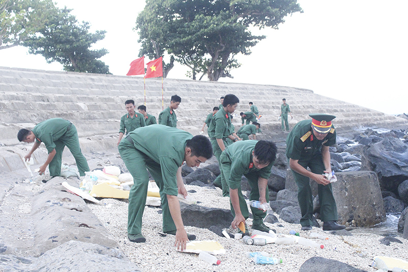 Cán bộ, chiến sĩ LLVT trên đảo thu gom rác thải, làm sạch đảo Cồn Cỏ. Ảnh: MH