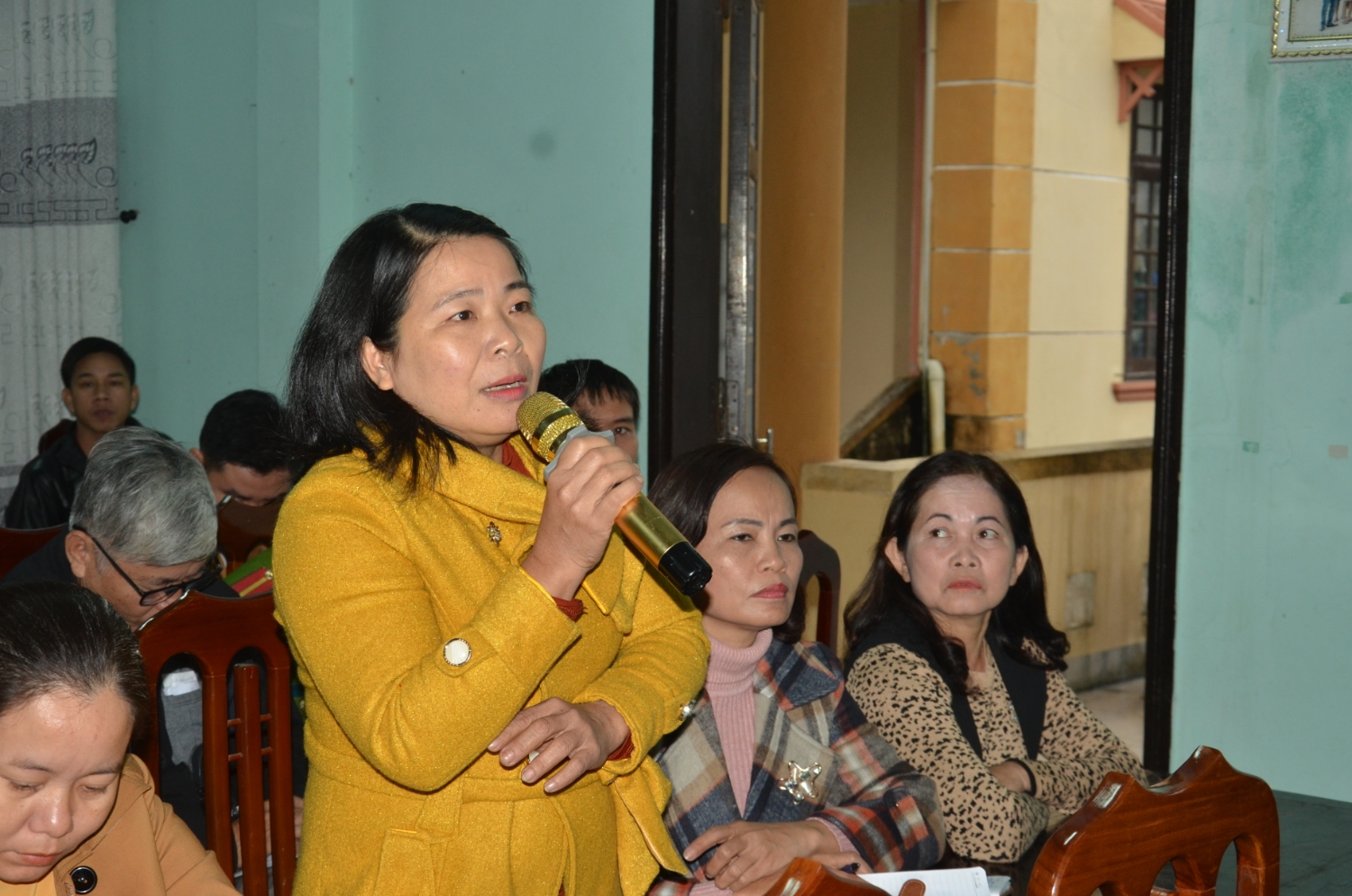 Cử tri xã Triệu Thượng kiến nghị Quốc hội sớm có quy định cụ thể về tuổi nghỉ hưu đối với giáo viên bậc học mầm non- Ảnh: Lê Minh