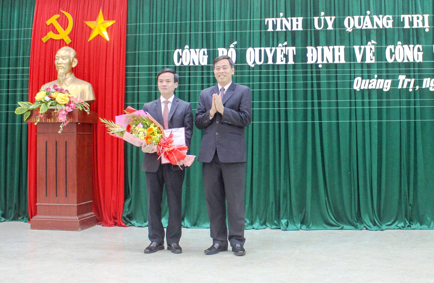 Phó Bí thư Thường trực Tỉnh ủy Nguyễn Đăng Quang trao quyết định cho tân Phó Bí thư Thị ủy Quảng Trị Nguyễn Quang Lâm