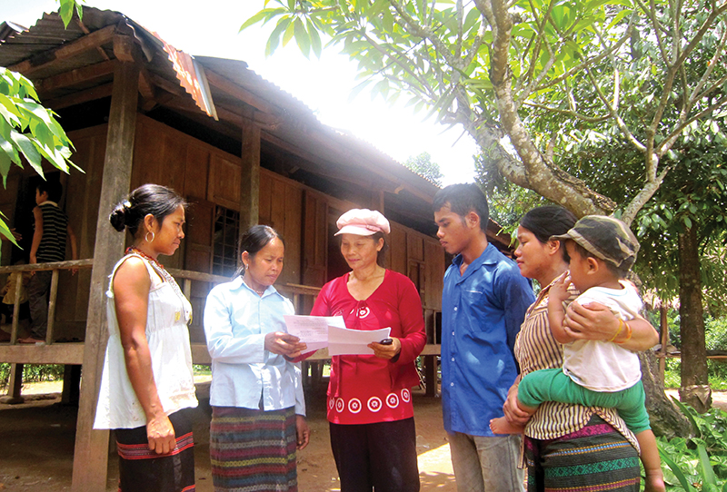 Tuyên truyền chính sách dân số - KHHGĐ cho phụ nữ vùng cao. Ảnh: QH