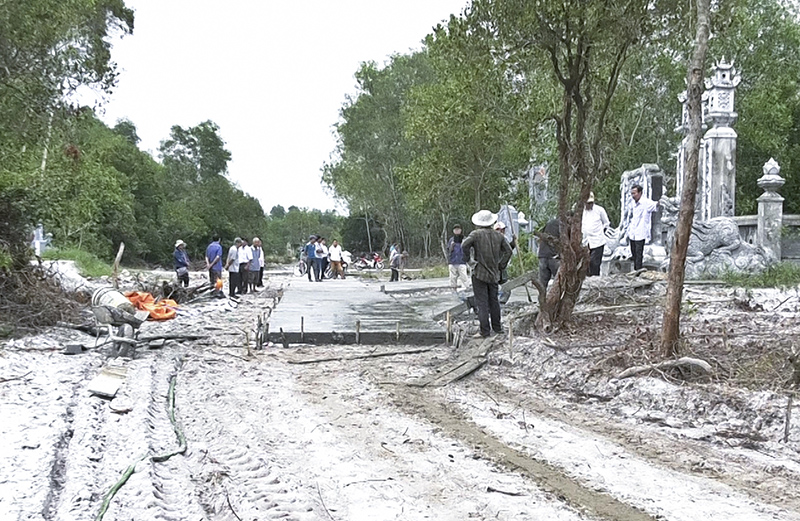 Người dân thôn An Lưu cùng nhau xây dựng “Con đường tri ân” ra vùng cát. Ảnh: T.Q