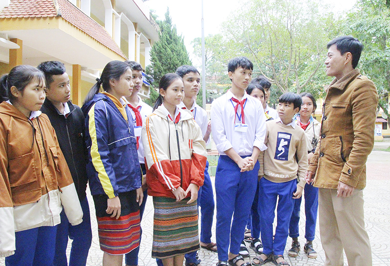 Thầy Hiệu trưởng Nguyễn Văn Thuận trò chuyện với các em học sinh lớp 9. Ảnh: TL