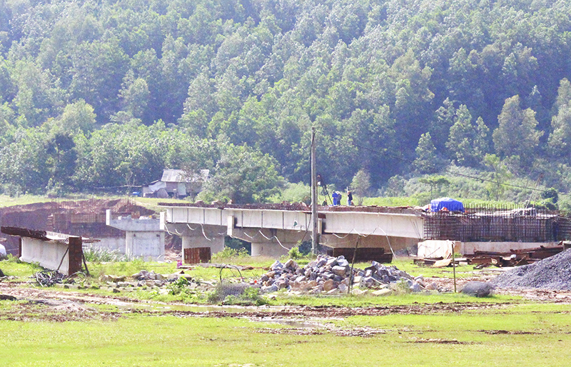 Cầu vượt sông Đakrông đoạn ở thị trấn Krông Klang đang được xây dựng. Ảnh: TL