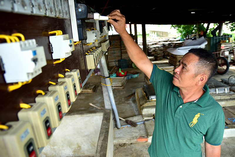Anh Hiếu kiểm tra hệ thống điện hấp cá. Ảnh: TT​
