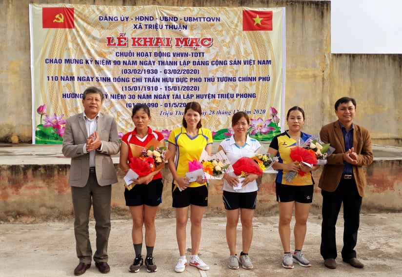 Lãnh đạo xã Triệu Thuận tặng hoa cho các đội bóng chuyền nữ- Ảnh: N.V​