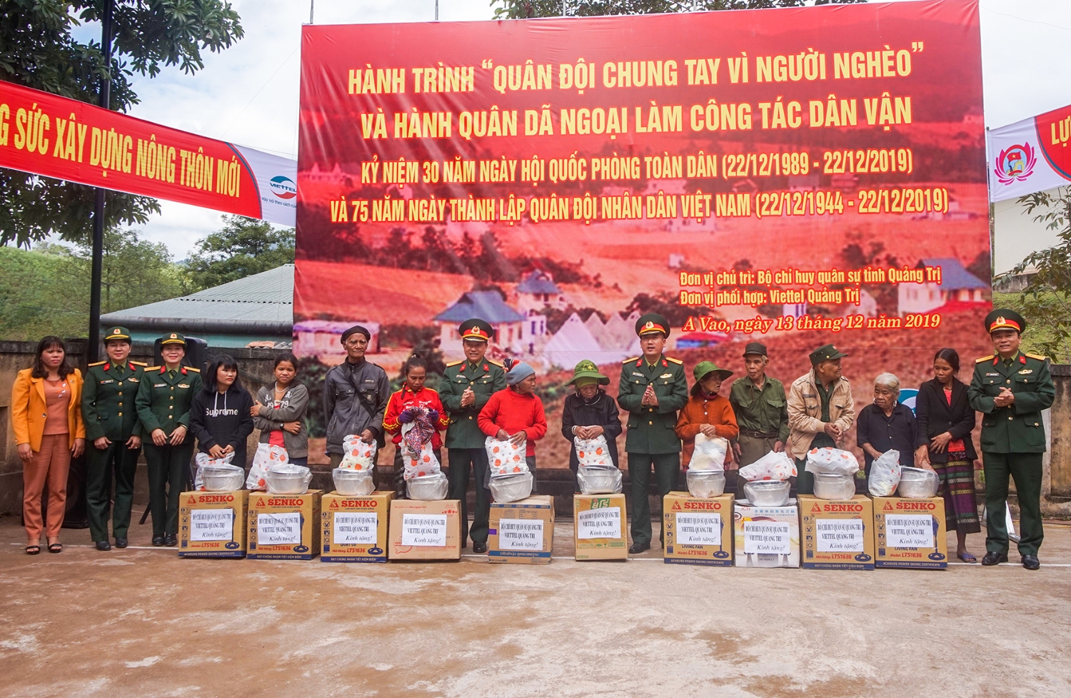 Tặng quà cho các gia đình chính sách, người có công với cách mạng, hộ nghèo, học sinh nghèo trên địa bàn xã A Vao-Ảnh: X.D​