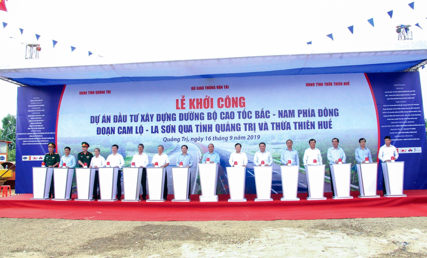 Ủy viên Bộ Chính trị, Thủ tướng Chính phủ Nguyễn Xuân Phúc; UVTƯ Đảng, Phó Thủ tướng Chính phủ Trịnh Đình Dũng dự lễ khởi công dự án đầu tư xây dựng đường bộ cao tốc Bắc -  Nam phía Đông, đoạn Cam Lộ - La Sơn, qua tỉnh Quảng Trị và Thừa Thiên - Huế- Ảnh&#
