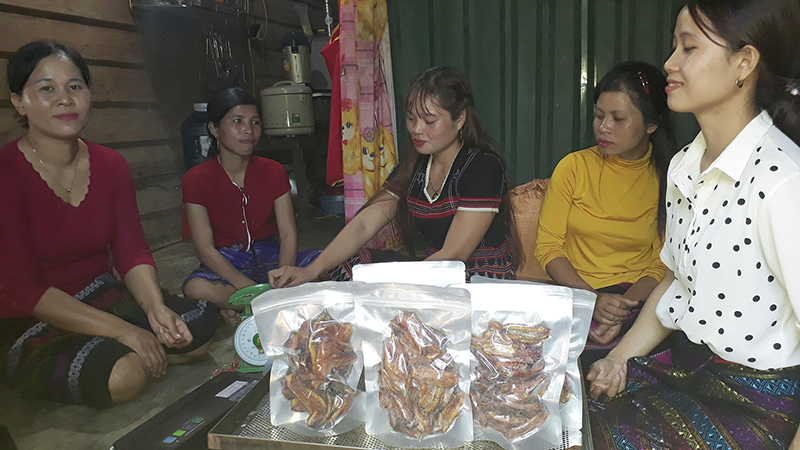 Tổ sản xuất chuối sấy dẻo phụ nữ xã Thanh bên sản phẩm của mình. Ảnh: KKS