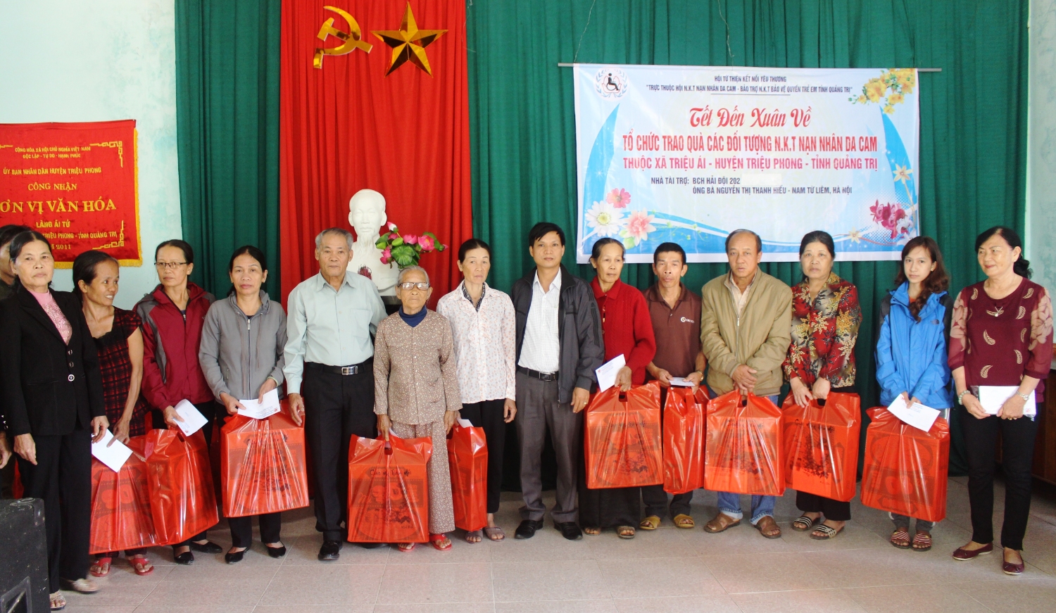 Trao quà cho cho các gia đình chính sách, nạn nhân da cam ở xã Triệu Ái - Ảnh: K.K.S