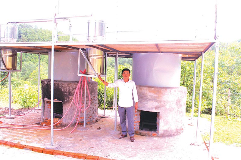 Cơ sở chiết xuất tinh dầu sả HTX Dược liệu Vân Pa, mô hình kinh tế tập thể đầu tiên ở huyện Đakrông. Ảnh: N.T.H