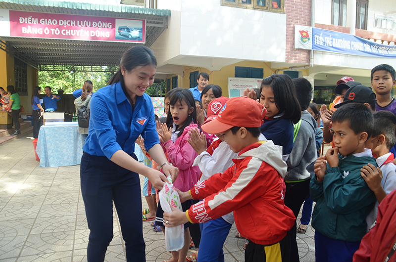 Các em học sinh ở xã Tà Rụt có một ngày cuối tuần vui vẻ khi được tham gia các trò chơi do đoàn tình nguyện tổ chức. Ảnh: LĐV