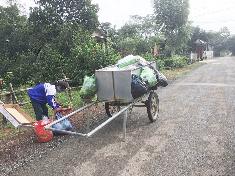 Người dân xã Cam Thành thu gom rác thải. Ảnh: PV