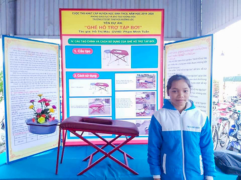 Em Hồ Thị Màu với sản phẩm “Ghế hỗ trợ tập bơi”. Ảnh: H.T