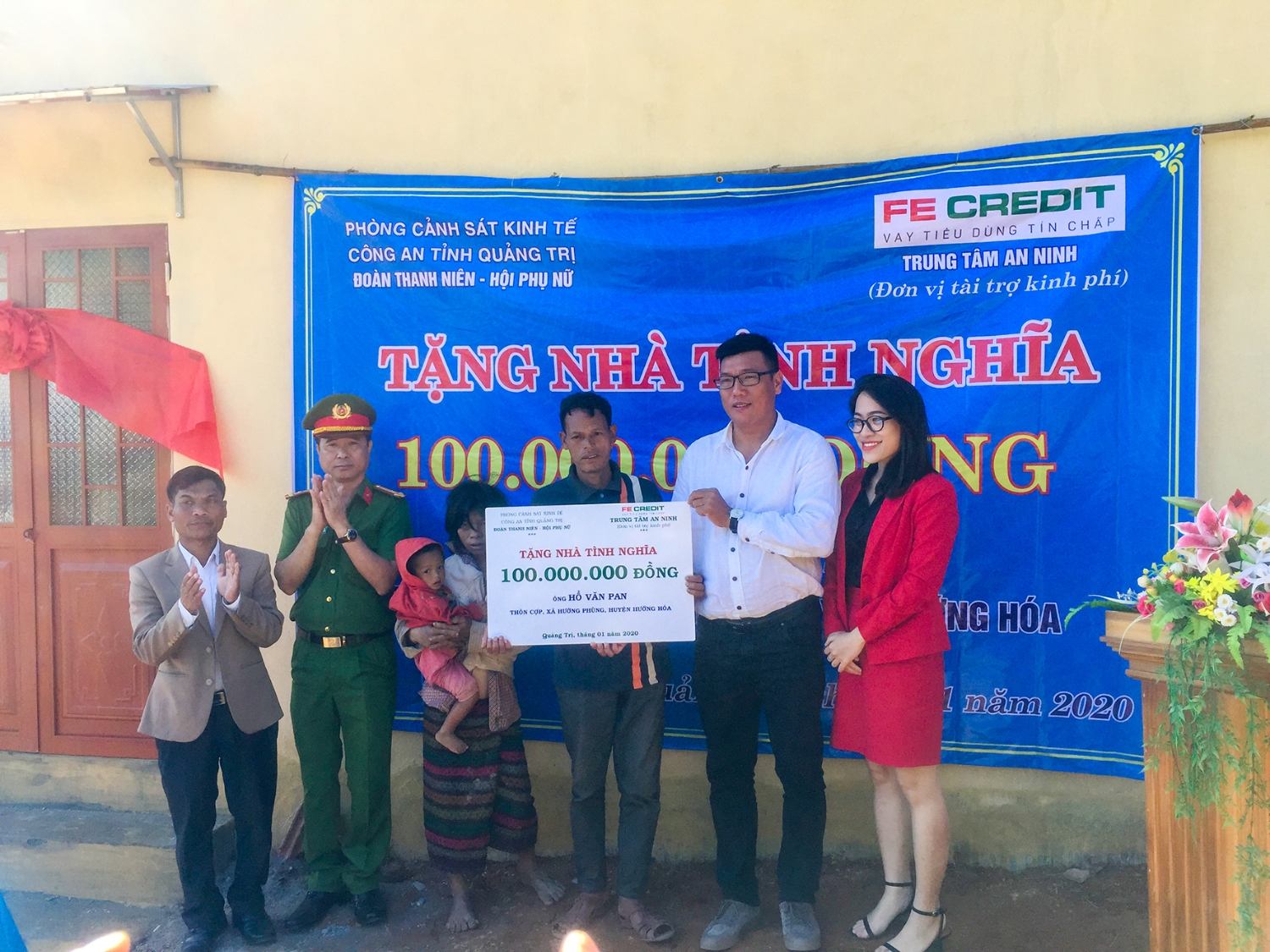 Khánh thành, bàn giao ngôi nhà tình nghĩa cho gia đình anh Hồ Văn Pan-Ảnh: T.K