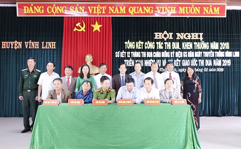 Huyện Vĩnh Linh triển khai nhiệm vụ và kí kết giao ước thi đua. Ảnh: AK