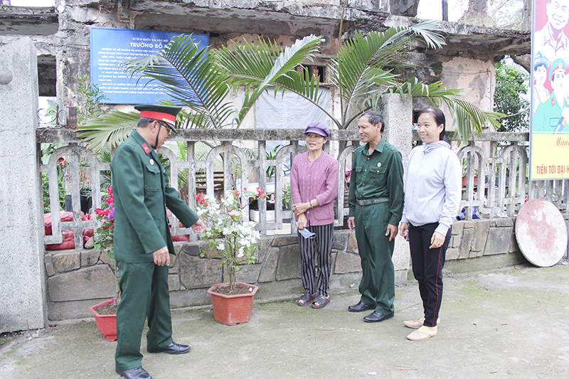 Cựu chiến binh Phường 3, thị xã Quảng Trị tuyên truyền, vận động người dân tham gia xây dựng tuyến phố “Xanh - sạch - đẹp”. Ảnh: KKS