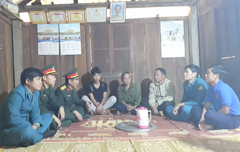 Già làng ở Hướng Hóa tích cực phối hợp vận động thanh niên lên đường nhập ngũ. Ảnh: NT