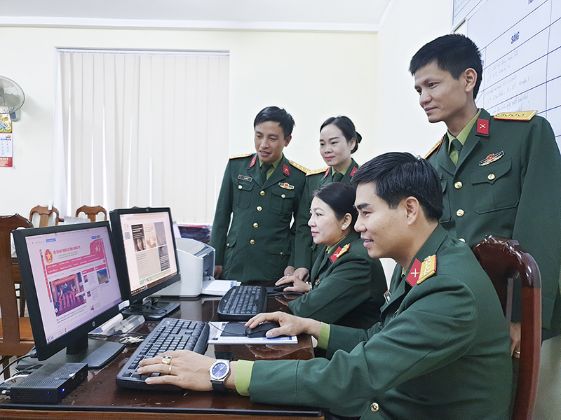 Cán bộ, đảng viên Ban Tuyên huấn, Phòng Chính trị, Bộ CHQS tỉnh cập nhật thông tin trên mạng internet nội bộ của cơ quan. Ảnh: Viết Linh