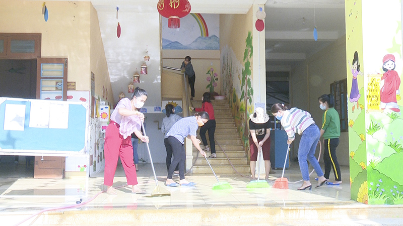 Giáo viên, nhân viên các trường học ở thành phố Đông Hà vệ sinh trường lớp trong những ngày học sinh nghỉ học để phòng, chống Covid-19. Ảnh: HP
