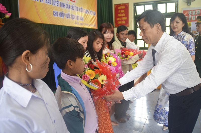 Tổ chức trao quyết định công nhận quốc tịch Việt Nam cho người dân xã A Vao, huyện Đakrông. Ảnh: ĐV