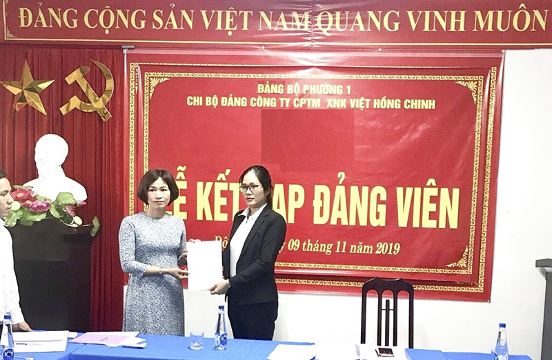 Lễ kết nạp đảng viên tại Công ty Cổ phần TMXNK Việt Hồng Chinh. Ảnh: HN