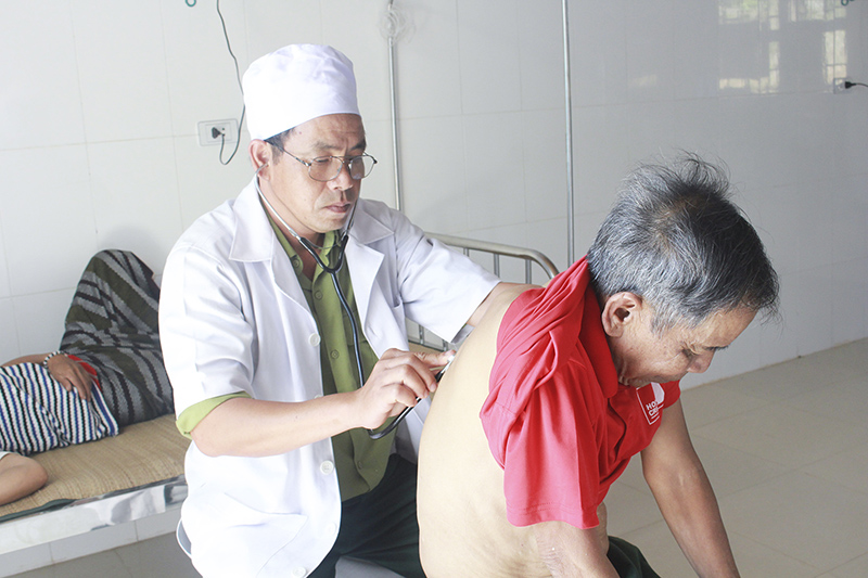 Y sĩ Đỗ Quang Hương khám sức khỏe cho bệnh nhân tại phòng khám quân dân y Tà Mên. Ảnh: TP